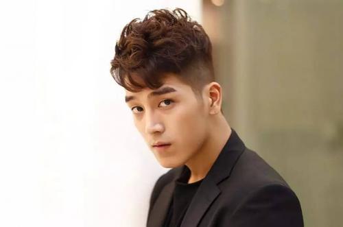 頭發(fā)油膩的男性應(yīng)該怎么治療