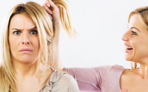 女生脫發(fā)嚴(yán)重應(yīng)該怎么改善