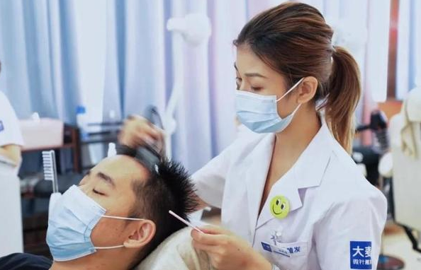 青島植發(fā)醫(yī)院排名|青島哪家醫(yī)院看頭發(fā)比較好?附植發(fā)價(jià)格表